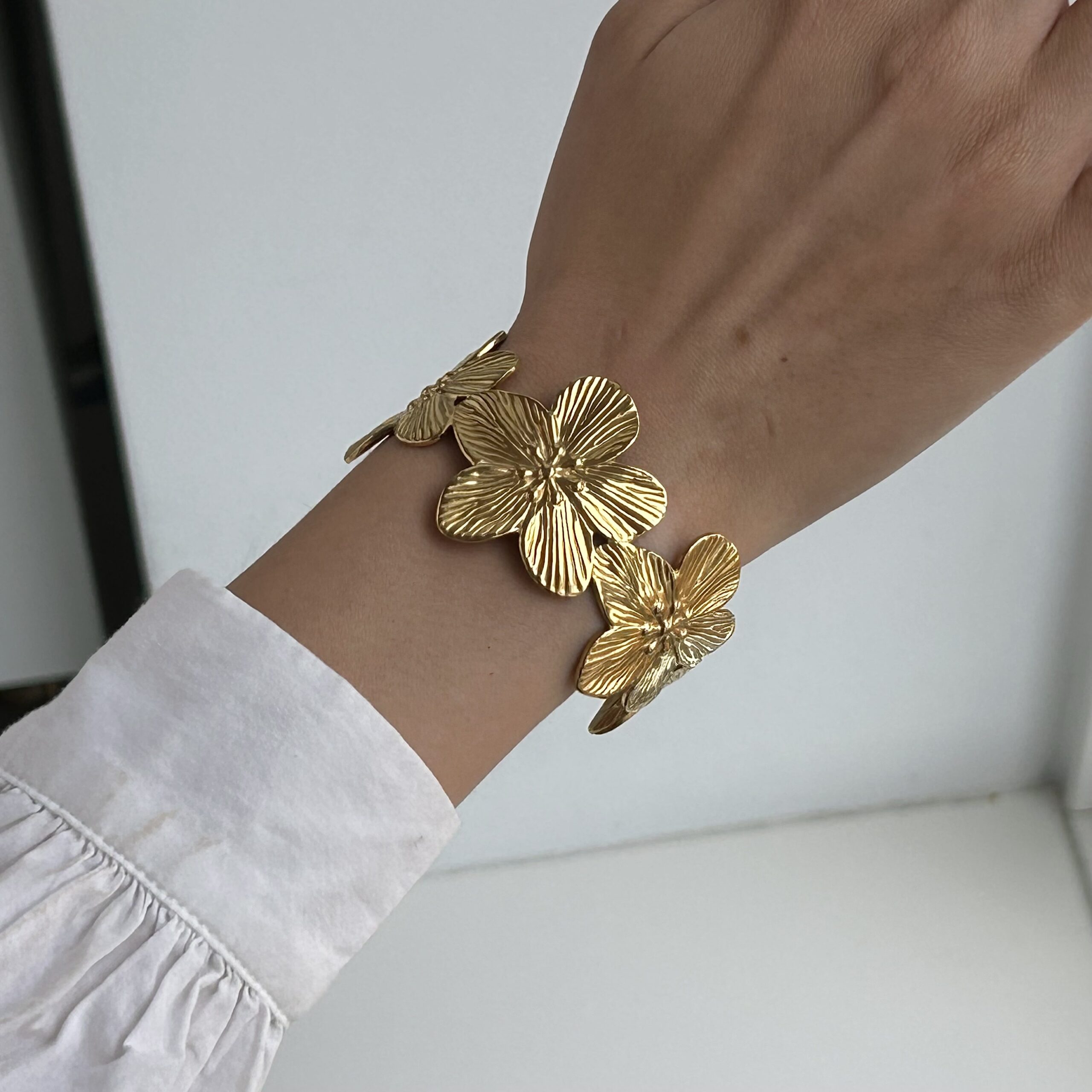 Blomstret armbånd